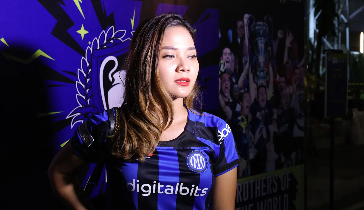 Fans Inter Milan berpose saat acara nonton bareng partai puncak Liga Champions antara Manchester City melawan Inter Milan yang diselenggarakan oleh Inter Club Indonesia (ICI) di Tenis Indoor Senayan, Jakarta, Sabtu (10/6/2023). (Bola.com/M Iqbal Ichsan)