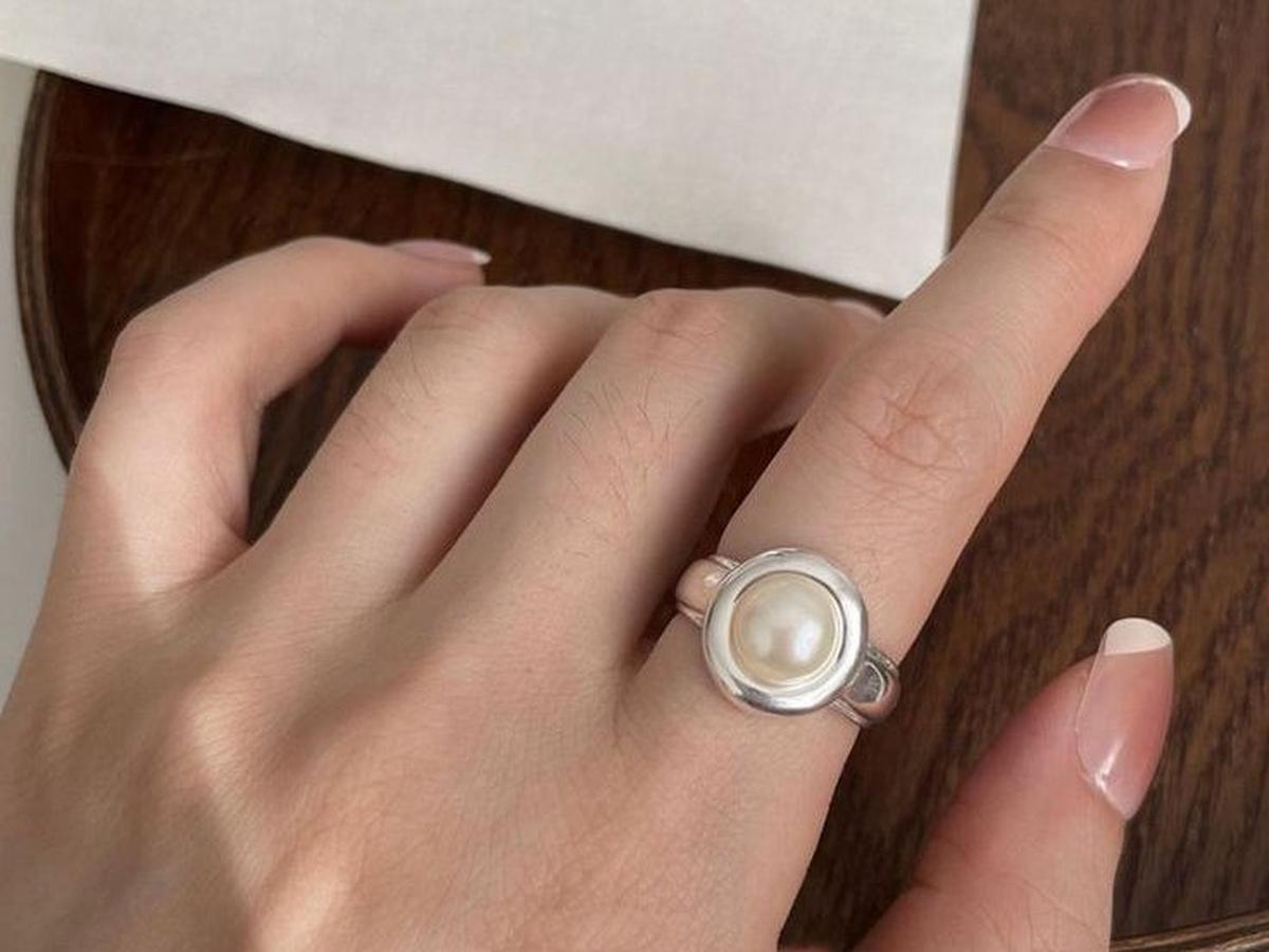 2. Cincin di Jari Telunjuk: Lambang Kepemimpinan dan Harga Diri