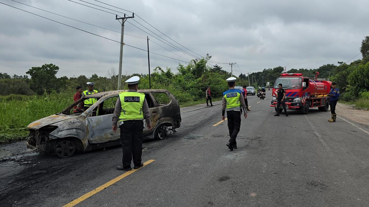 Mobil Diduga Bawa BBM Ilegal Hangus Terbakar di Sumsel, Pengemudi Kabur
