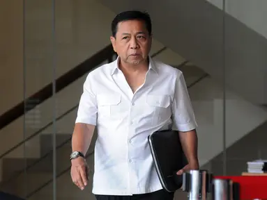 Terpidana kasus korupsi mega proyek KTP elektronik, Setya Novanto dikawal petugas keamanan usai menjalani pemeriksaan di gedung KPK, Jakarta, Senin (27/8). KPK memeriksa Setnov terkait kasus dugaan suap proyek PLTU Riau-1 (merdeka.com/dwi narwoko)