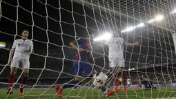Kiper Sevilla tak mampu menghadang sepakan pemain Barcelona, Arda Turan yang berbuah gol pada laga Super Cup Spanyol di Stadion Camp Nou, Barcelona (18/8/2016). (AP/Manu Fernandez)