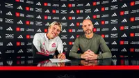 Rasmus Hojlund (kiri) saat diperkenalkan sebagai pemain MU bersama Erik Ten Hag. (Manchester United)