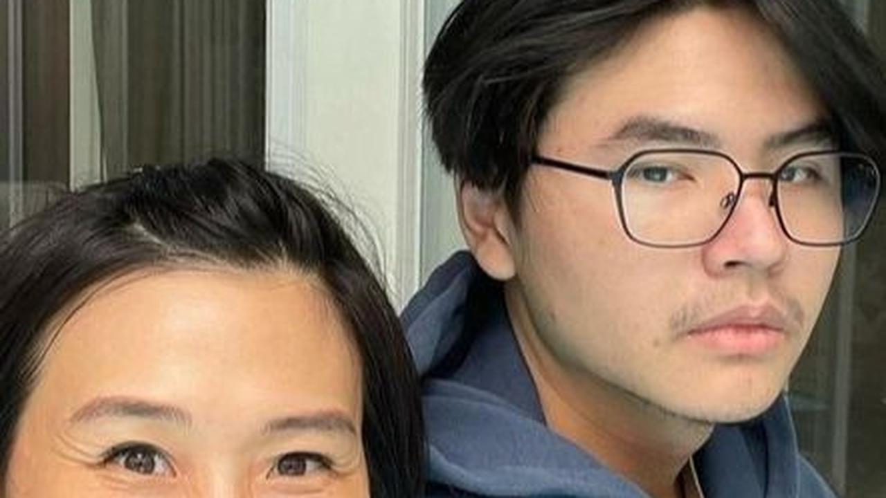 Kecantikan Veronica tetap bersinar meskipun tanpa riasan. Dia membagikan foto bersama Daud, anaknya yang sulit diajak berpose.