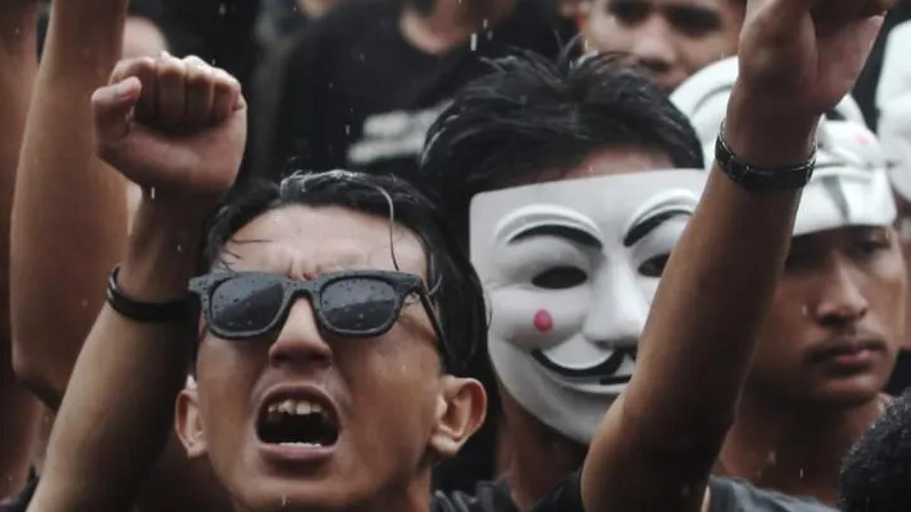 FOTO: Massa Mahasiswa Makassar Tolak Politik Dinasti dan Pelanggaran HAM dalam Aksi Mimbar Demokrasi