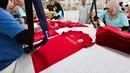 Para pekerja sedang memproduksi jersey Timnas Indonesia di pabrik yang berada daerah Bandung, Jawa Barat pada Rabu (12/2/2025). (Bola.com/Abdul Aziz)