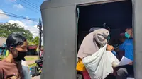 Para pengemis dadakan yang duduk di pinggir jalan di kawasan Jakabaring Palembang, dibawa ke mobil Satpol-PP Palembang untuk dibina (Liputan6.com / Nefri Inge)