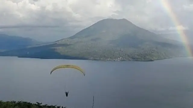 Gunung Seminung memiliki Danau Ranau di kaki gunungnya