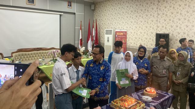 Wakil Menteri Dalam Negeri (Wamendagri) Bima Arya memantau langsung, aksi jemput bola dari Dirjen Kependudukan dan Catatan Sipil atau Dukcapil dalam giat perekaman E-KTP.