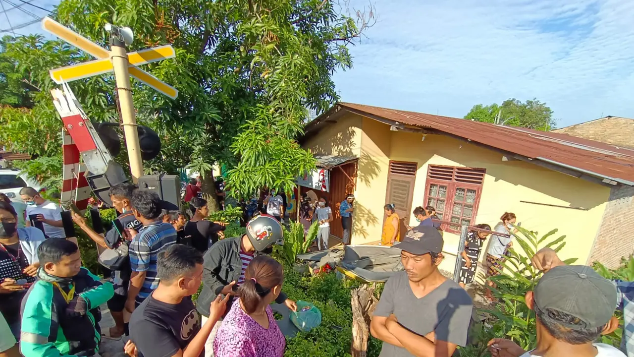 Tabrakan kereta api dengan angkot