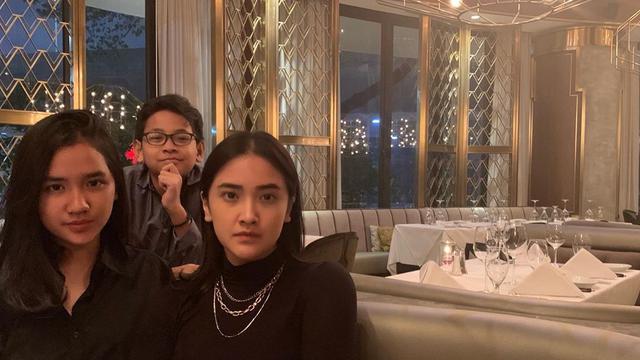 Punya Wajah Mirip, Ini 7 Potret Kebersamaan Nadya Arina dan Adiknya