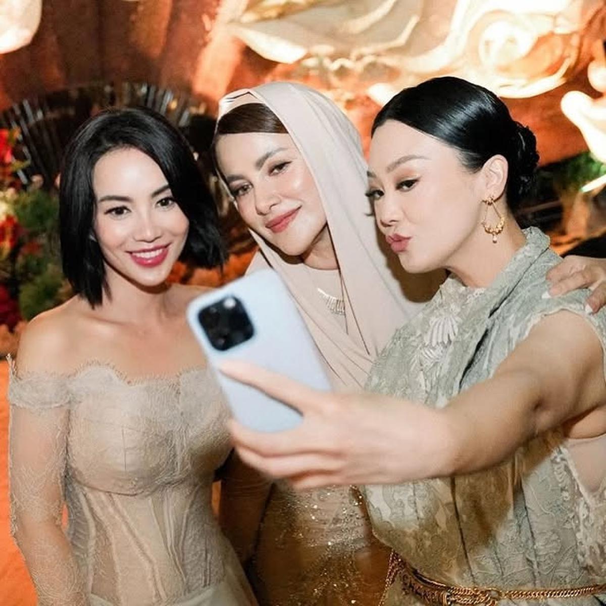 Dikabarkan Dekat dengan Ari Lasso, 7 Potret Dearly Djoshua di Pernikahan Luna Maya - Foto Bareng Seleb Lain dan Tampak Akrab
