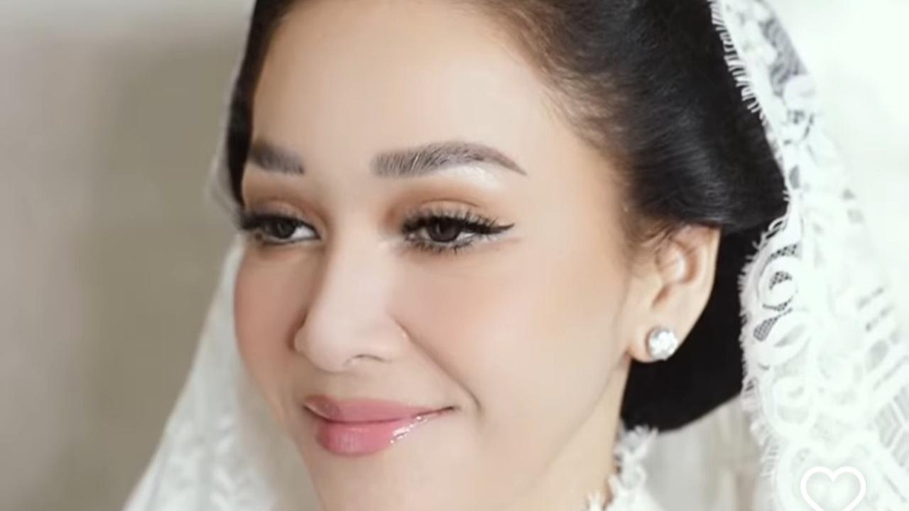 5 Potret Cantik Maia Estianty di Siraman Al Ghazali, Tampil Anggun Dalam Balutan Busana Putih & Motif Bunga