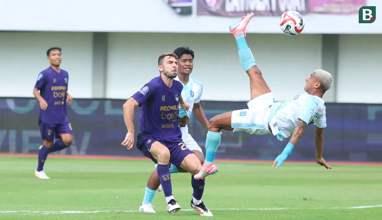 Pemain PSBS Biak, Luquinhas Luquinhas melakukan tendangan salto ke gawang Persita Tangerang dalam laga BRI Super League 2025/2026 di Indomilk Arena, Tangerang, Banten, Senin (16/02/2026). (Bola.com/M Iqbal Ichsan)