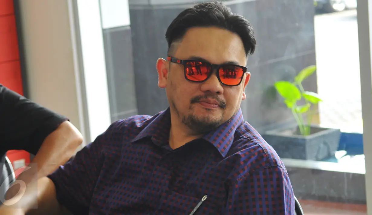 Farhat Abbas saat berada di Kejaksaan Negeri Jakarta Selatan, Kamis, (1/10/2015). Kejari Jakarta Selatan resmi menetapkan Farhat Abbas sebagai tahanan kota selama 20 hari ke depan. (Liputan6.com/Faisal R Syam)