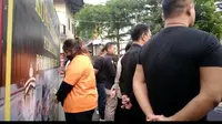 ES, seorang wanita harus berurusan dengan Polisi, lantaran aksinya melakukan tindakan penipuan tket konser NCT Dream. Dalam pelariannya, Polisi menangkap pelaku pada 8 Juli lalu, di daerah Bekasi, Jawa Barat.