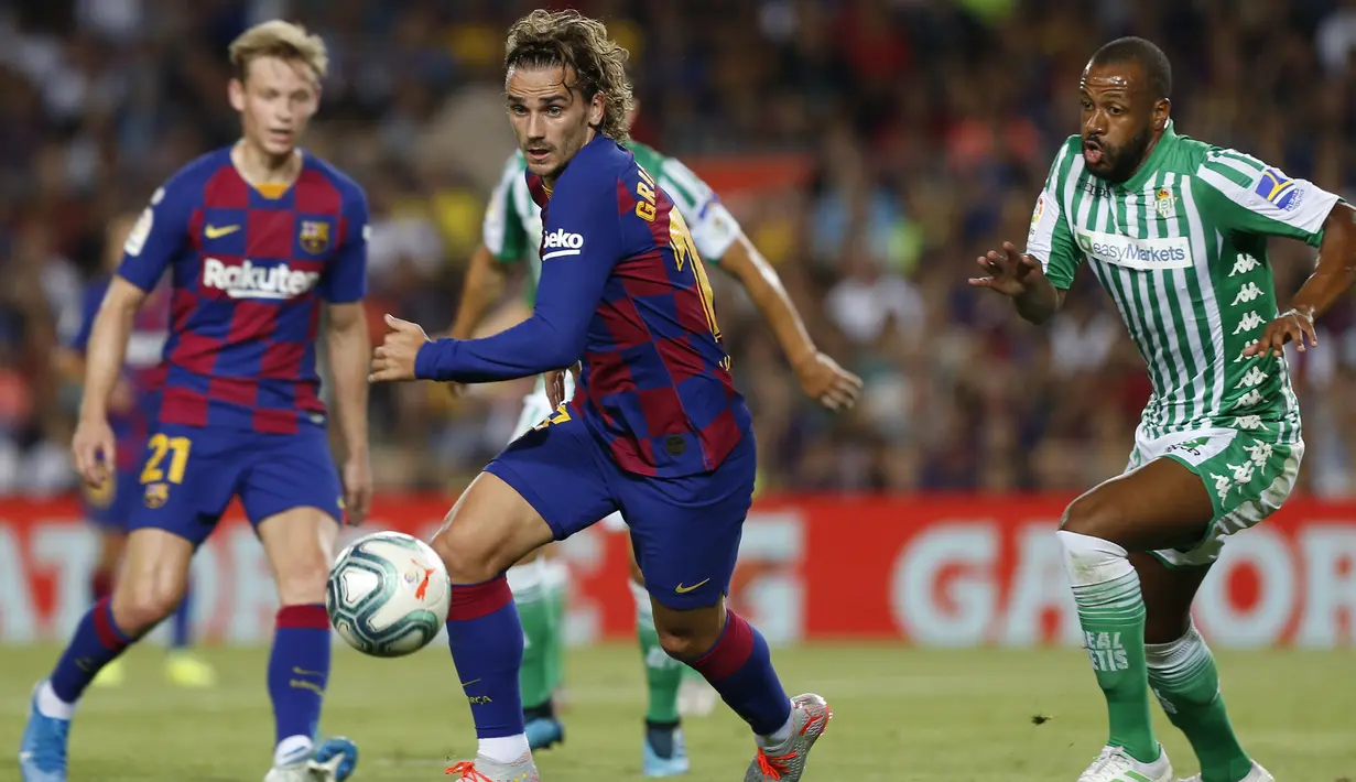 Penyerang Barcelona, Antoine Griezmann mengejar bola saat bertanding melawan Real Betis pada pertandingan La Liga Spanyol di stadion Camp Nou (25/8/2019). Griezmann mencetak dua gol di pertandingan ini dan mengantar Barcelona menang 5-2 atas Betis. (AP Photo/Joan Monfort)