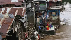 Warga beraktivitas di bantaran Sungai Ciliwung, Manggarai, Jakarta, Selasa (13/2). Pemprov DKI akan melanjutkan program normalisasi sungai sehingga bantaran sungai terbebas dari hunian warga serta upaya mengurangi banjir. (Liputan6.com/Immanuel Antonius)