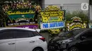 Deretan karangan bunga duka cita atas meninggalnya Glenn Fredly terlihat di Gereja Sumber Kasih, Lebak Bulus, Jakarta, Kamis (9/4/2020).  Gleen Fredly meninggal akibat penyakit meningitis. (Liputan6.com/Faizal Fanani)