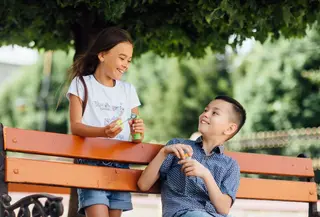 Setiap anak perlu belajar cara memahami perasaan mereka sendiri maupun orang lain. Salah satu cara paling sederhana namun kuat untuk melakukannya adalah lewat intonasi suara. (foto/dok: freepik/artursafronovvvv)