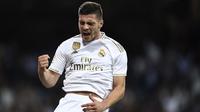 3. Luka Jovic – Gagal menunjukan penampilan terbaiknya membuat Real Madrid ragu untuk terus memainkannya. AC Milan yang sedang berusaha mempertajam lini serang nya bisa memasukkan nama striker muda Serbia ini ke daftar belanja. (AFP/Oscar Del Pozo)