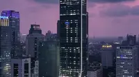 Gedung Menara Astra setinggi 260 meter yang terletak di Jalan Jendral Sudirman, Jakarta (20/2). Gedung ini dibangun dengan standar internasional Green Mark Platinum. (Liputan6.com/HO/Ilham)