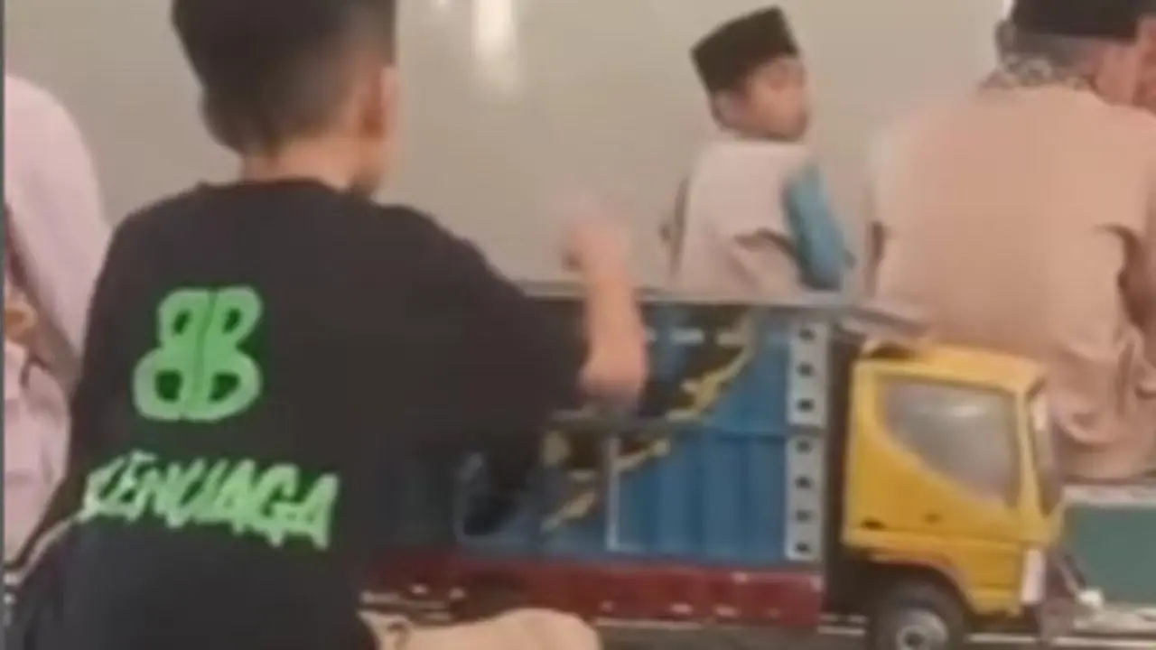Viral Truk Mungil Masuk Masjid, Ternyata Kotak Amal