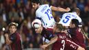 Pemain Inter Milan, Andrea Ranocchia (atas) berusaha menyudul bola dari kepungan pemain Sparta Praha pada laga kedua Grup K Liga Europa di Generali Arena, Jumat (30/9/2016) dini hari WIB. (EPA/Filip Singer)