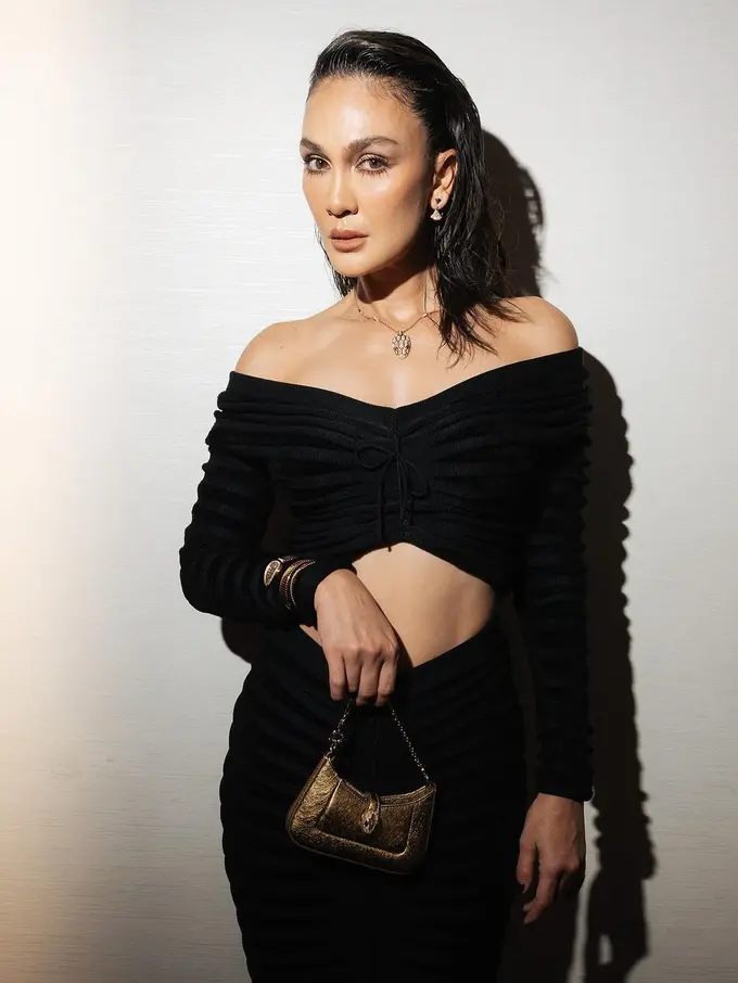 Intip deretan outfit mewah Luna Maya
