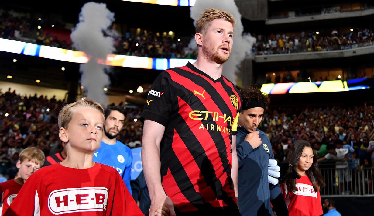 Kevin De Bruyne. Gelandang serang Belgia berusia 31 tahun ini dilepas VfL Wolfsburg ke Manchester City pada awal musim 2015/2016 dengan nilai transfer 76 juta euro atau kini setara Rp1 triliun. Hingga kini ia telah tampil dalam 306 laga bersama The Citizens di semua ajang dengan torehan 86 gol dan 121 assist. (AFP/Getty Images/Logan Riely)