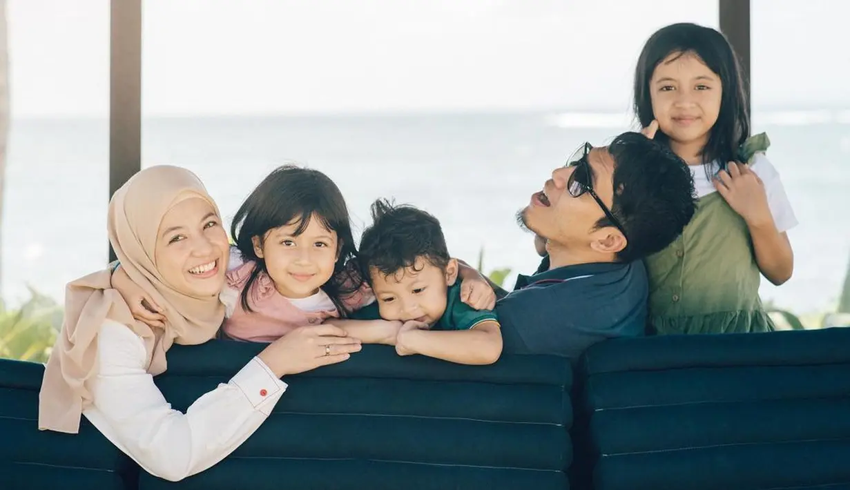 Melalui instagram story, perempuan biasa disapa Caca itu mengucapkan terima kasih kepada Tompi dan tim yang bertugas melakukan sunat pada putranya. [Instagram/desta80s]