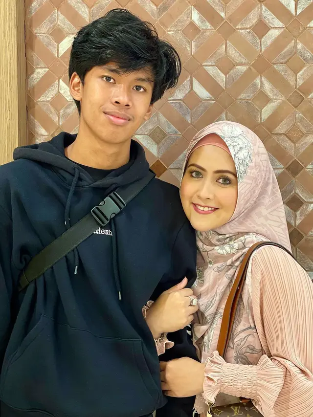 Jarang Tersorot, Ini 6 Momen Kebersamaan Meggy Wulandari dan Putra Sulungnya