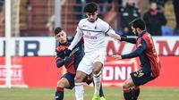 Gelandang AC Milan Lucas Paqueta (tengah) dikepung duo Genoa Miguel Veloso (kiri) dan Daniel Bessa pada laga Serie A di Stadio Luigi Ferraris, Senin (21/1/2019). (AFP/Miguel Medina)