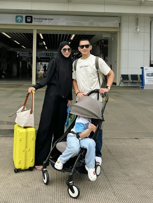 Keluarga Citra Kirana dan Rezky Aditya memilih outfit kasual yang santai dan nyaman agar tetap nyaman di perjalanan mudik. [@citraciki]