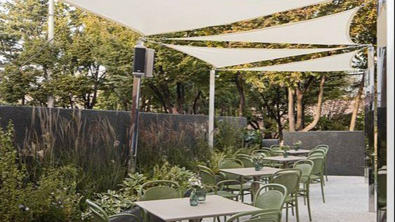 Desain Kafe Outdoor dengan Kanopi Segitiga yang Menawan