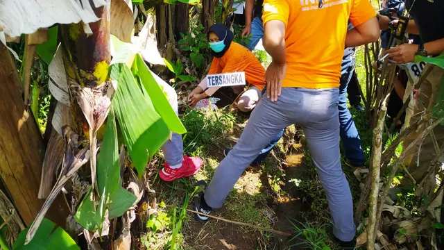Para penyidik tengah melakukan rekontruksi pembuagan bayi yang dilakukan tersangka A, yang merupakan ibu kandungnya di Kampung Ciarileu, Kecamatan Cikajang, Garut.