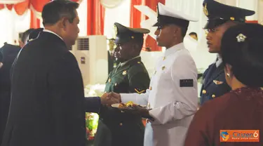 Citizen6, Halim: Presiden Republik Indonesia Dr. H. Soesilo Bambang Yudhoyono memberikan nasi tumpeng kepada Prajurit TNI yang bertugas di perbatasan dan Pulau Terluar sebagai bentuk apresiasi terhadap dedikasi mereka. (Pengirim: Badarudin Bakri) 