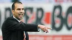 Pelatih VfB Stuttgart, Markus Babbel memberi instruksi buat pasukannya ketika berhadapan dengan FC Koln dalam lanjutan Bundesliga di Stuttgart pada 19 September 2009. AFP PHOTO/TORSTEN SILZ