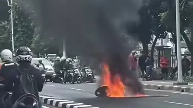 Detik-detik Motor Terbakar usai Hindari Mobil Rem Mendadak