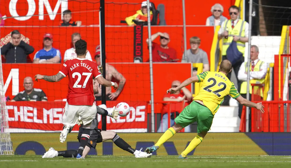 Pemain Norwich City Teemu Pukki mencetak gol ke gawang Norwich City pada pertandingan sepak bola Liga Inggris di Stadion Old Trafford, Manchester, Inggris 16 April 2022. Manchester United menang 3-2. (AP Photo/Jon Super)