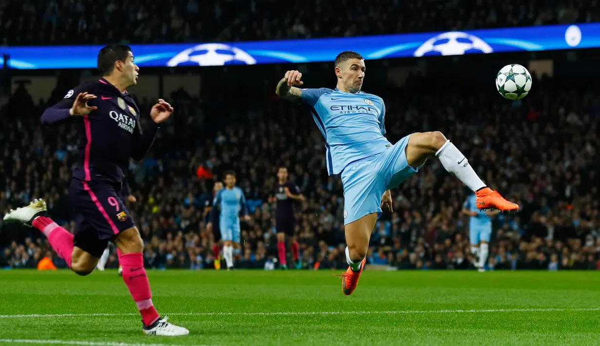 Bek City, Aleksandar Kolarov berusaha menghalau bola dari kejaran penyerang Barcelona, Luiz Suarez pada grup C Liga Champions di stadion Etihad, Manchester, (2/11). City menang atas Barcelona dengan skor 3-1. (Reuters/Jason Cairnduff)