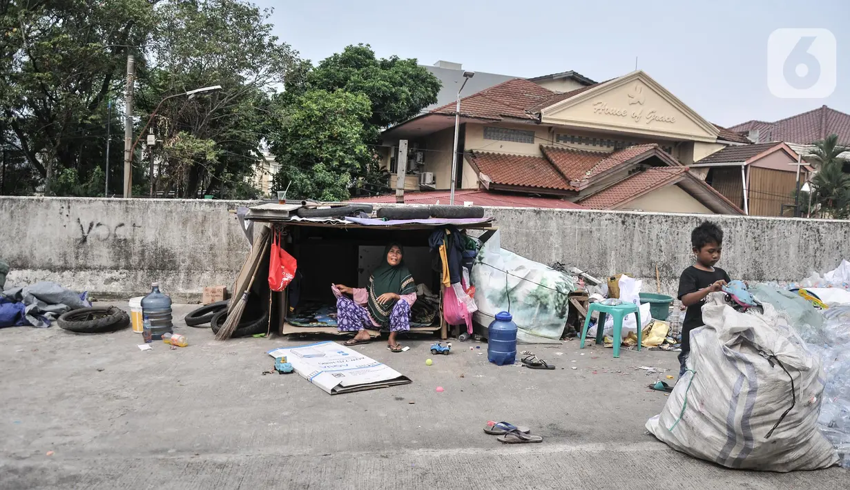 Seorang anak saat menghuni di proyek jalan layang non tol (JLNT) Pluit, Jakarta Utara, Rabu (24/5/2023). (merdeka.com/Iqbal S. Nugroho)