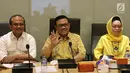 Ketua Dewan Pakar DPP Partai Golkar Agung Laksono (tengah) bersama anggota Dewan Pakar Golkar Ganjar Razuni (kiri) dan Watty Amir (kanan) saat rapat dewan pakar di Kantor DPP Golkar, Jakarta, Senin (20/11). (Liputan6.com/Angga Yuniar)