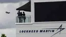 Jet tempur Angkatan Udara AS F35-B berpartisipasi selama pertunjukan udara saat Singapore Airshow di Singapura, Selasa (11/2/2020). Pameran dirgantara terbesar di Asia tersebut dibayangi wabah virus korona, yang memaksa puluhan perusahaan dunia absen dalam perhelatan besar itu. (Roslan RAHMAN/AFP)