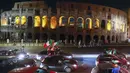 Pendukung Italia merayakan kemenangan di depan Koloseum Kuno Roma, Italia pada Senin (12/07/2021), setelah Italia berhasil mengalahkan Inggris pada Final Euro 2020 yang berlangsung di Stadion Wembley. Italia mengalahkan Inggris 3-2 dalam adu penalti setelah bermain imbang 1-1. (AP/Riccardo De Luca)