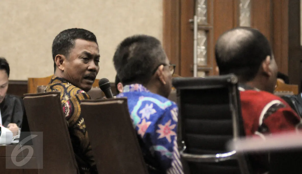 Ketua DPRD DKI Jakarta Prasetio Edi Marsudi berbincang saat menjadi saksi kasus dugaan suap ,Pengadilan Tipikor, Jakarta,  (20/7). Mereka bersaksi dalam sidang lanjutan kasus suap pembahasan raperda reklamasi teluk  Jakarta. (Liputan6.com/Helmi Afandi)