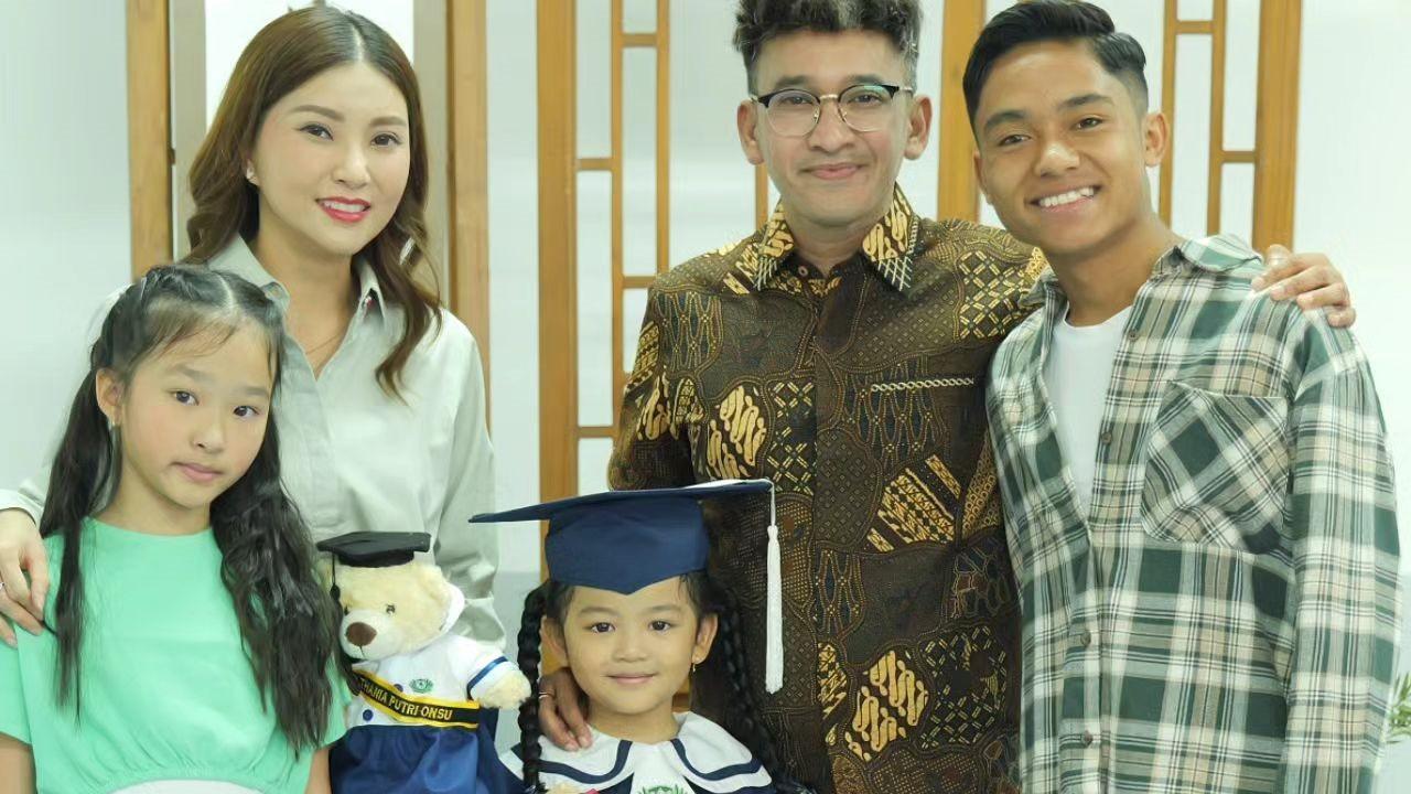 Meski Sudah Bercerai, Sarwendah dan Ruben Onsu Tetap Kompak Hadiri Kelulusan Anak hingga Jalani Sesi Foto Keluarga