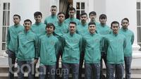 Sejumlah atlet berpose usai pelepasan Timnas Futsal Indonesia U-20 menuju ajang AFC Futsal Championships 2017 di Kebayoran Baru, Jakarta, Kamis (11/5/17). Turnamen tersebut akan berlangsung pada 16-26 Mei 2017 di Thailand. (Bola.com/M Iqbal Ichsan)