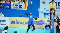 Pemain timnas voli Indonesia Hany Budiarti melancar spike dalam pertandingan melawan Thailand pada pekan pertama SEA V League 2023 di Vinh Phuc, Vietnam, Jumat (4/8) sore WIB. Indonesia kalah 0-3 (24-26, 24-26, 20-25). (foto: Sea V-League)