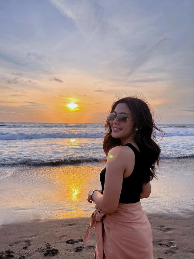 Tampil Makin Dewasa, Ini 5 Potret Fay Nabila Liburan di Pantai