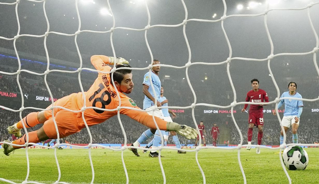 Manchester City sukses mengandaskan Liverpool dalam partai putaran keempat Carabao Cup 2022/2023 yang digelar di Etihad Stadium, Jumat (23/12/2022). City menaklukkan The Reds dengan skor tipis 3-2. (AP Photo/Jon Super)